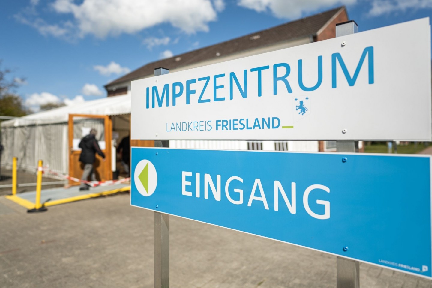 Von Impfungen mit Kochsalzlösungen im April im Kreis Friesland könnten nach Behörden-Angaben mehr Menschen betroffen sein als zunächst angenommen.