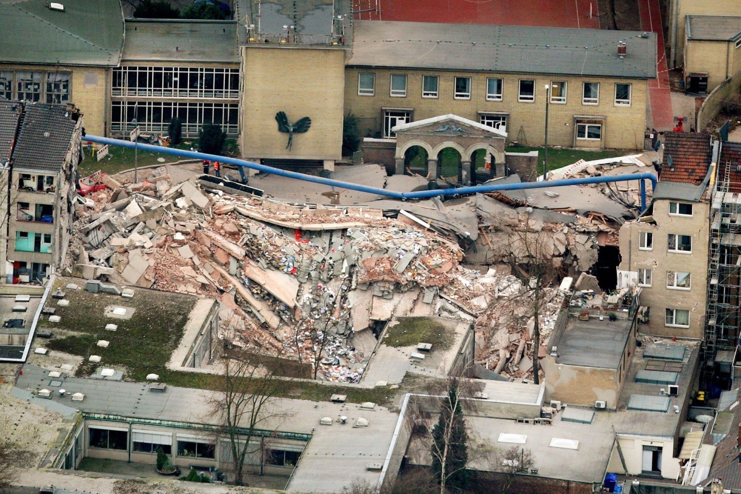 Trümmer liegen an der Stelle, an der sich zuvor das Kölner Stadtarchiv befand (2009).