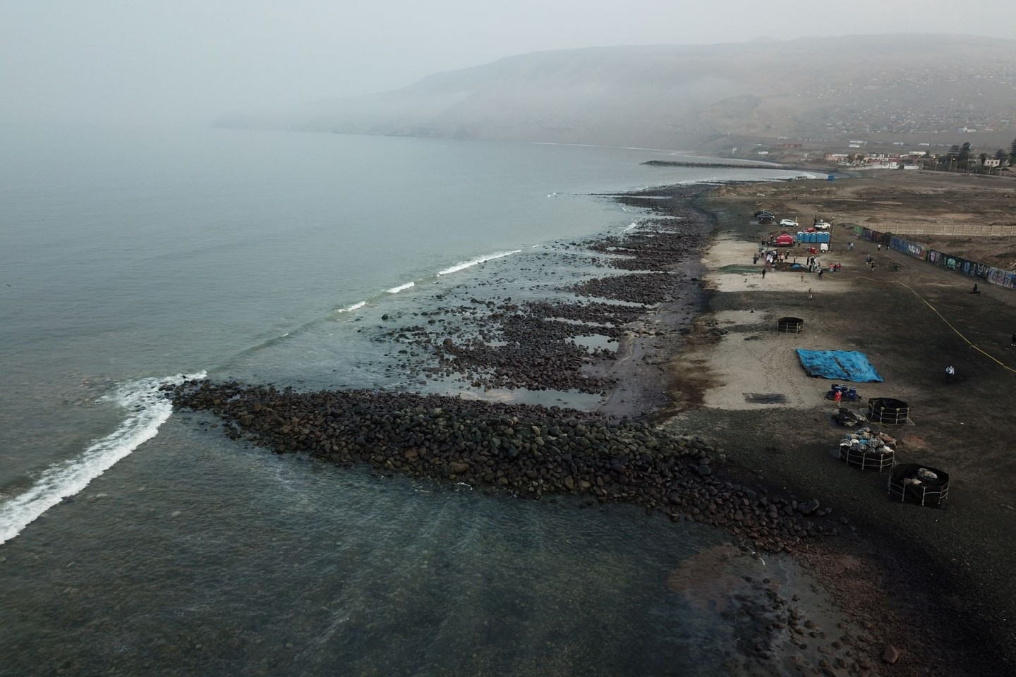 Das Öl hat nördlich der peruanischen Hauptstadt Lima mehrere Strände verschmutzt.