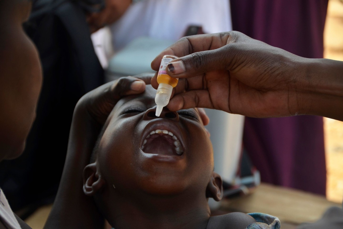 Ein Kind erhält einen Impfstoff gegen Polio.