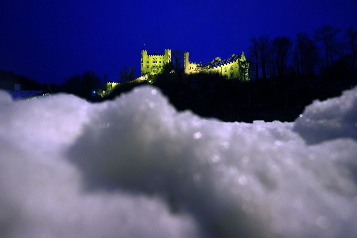 Das Schloss Hohenschwangau am frühen Sonntagmorgen hinter aufgehäuftem Schnee.