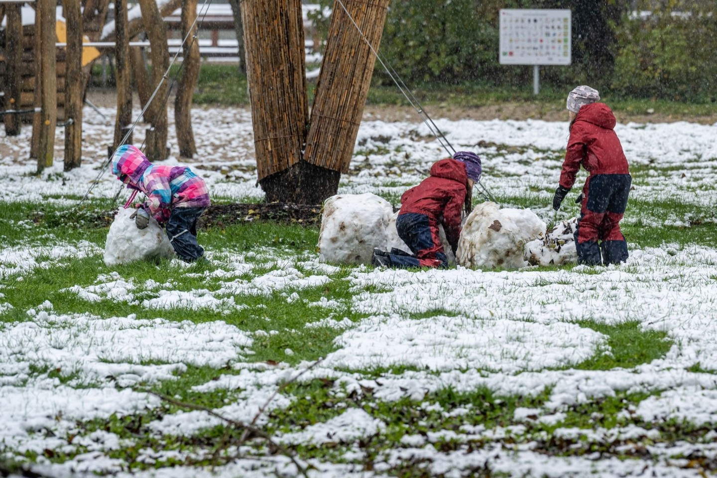 Kinder in Straubing versuchen, einen Schneemann zu bauen.