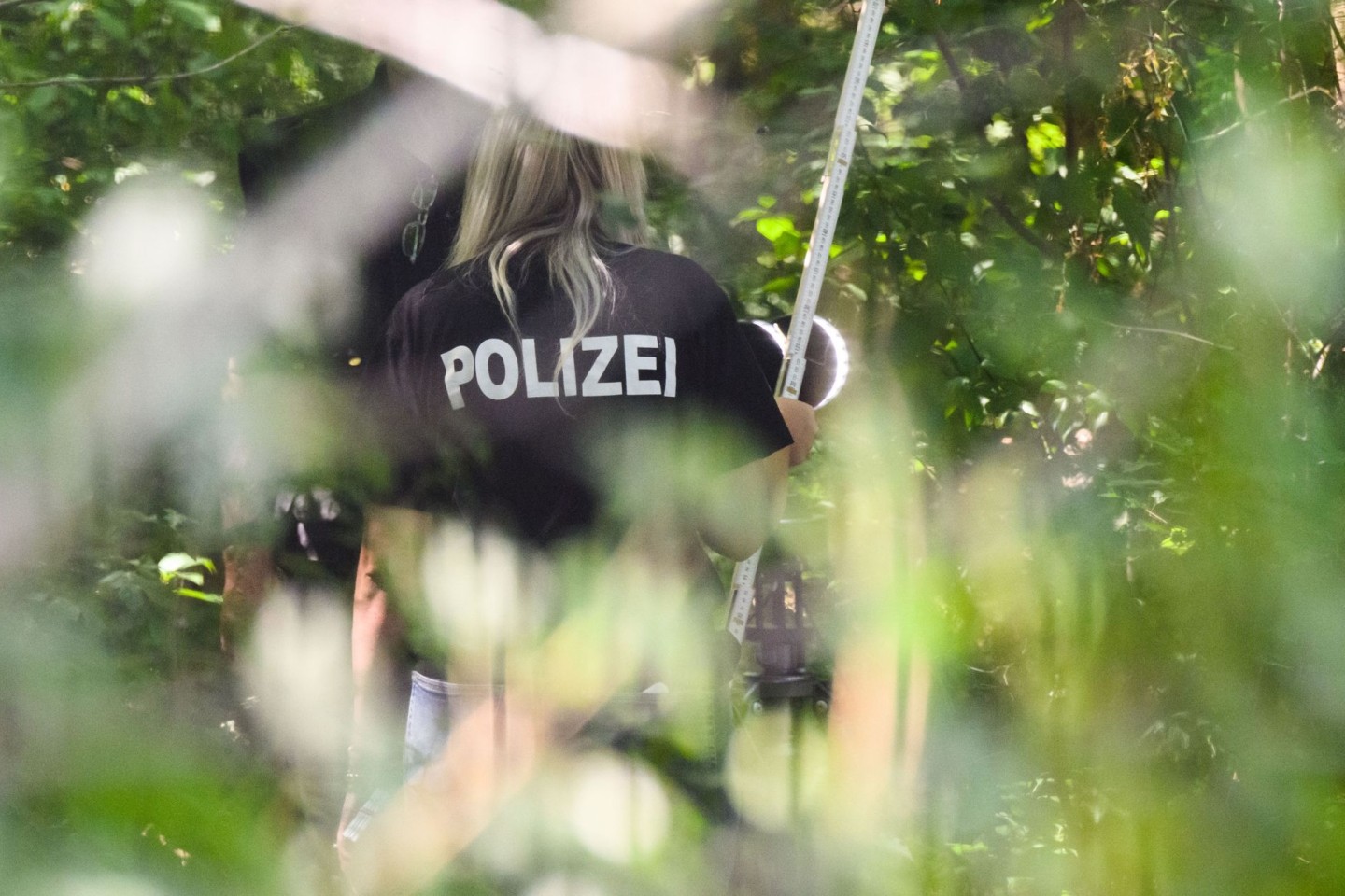 Eine Mitarbeiterin der Spurensicherung der Polizei Salzgitter am Fundort der Leiche.