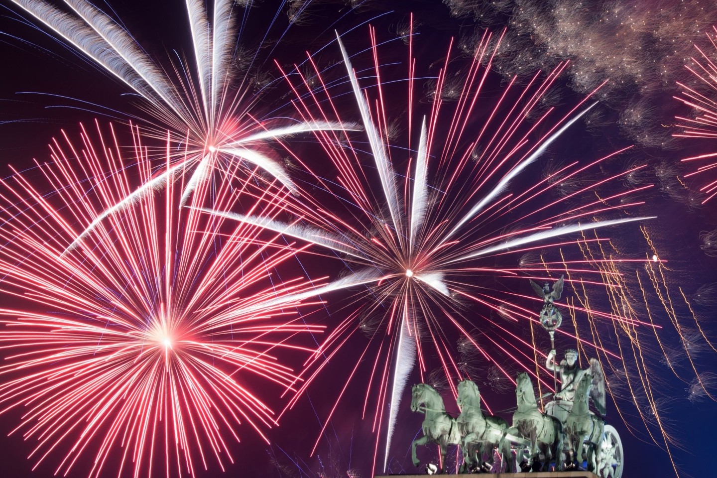 Ein Feuerwerk während Deutschlands größter Silvesterparty hinter dem Brandenburger Tor.