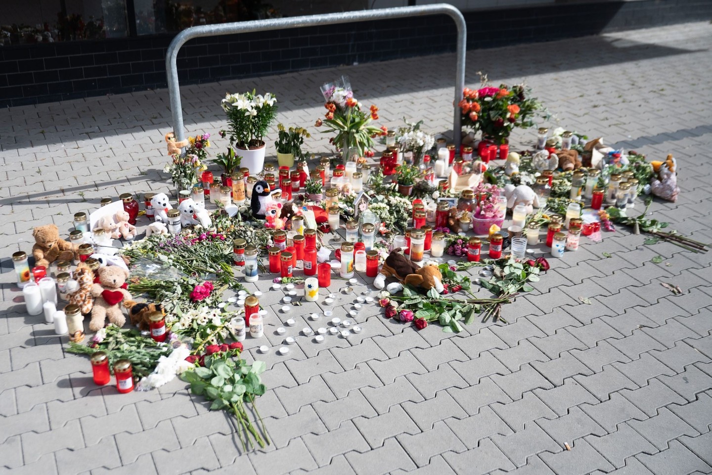 Blumen, Kerzen, Stofftiere und Bilder vor dem Haus, in dem am 11. Mai zwei Kinder getötet wurden.
