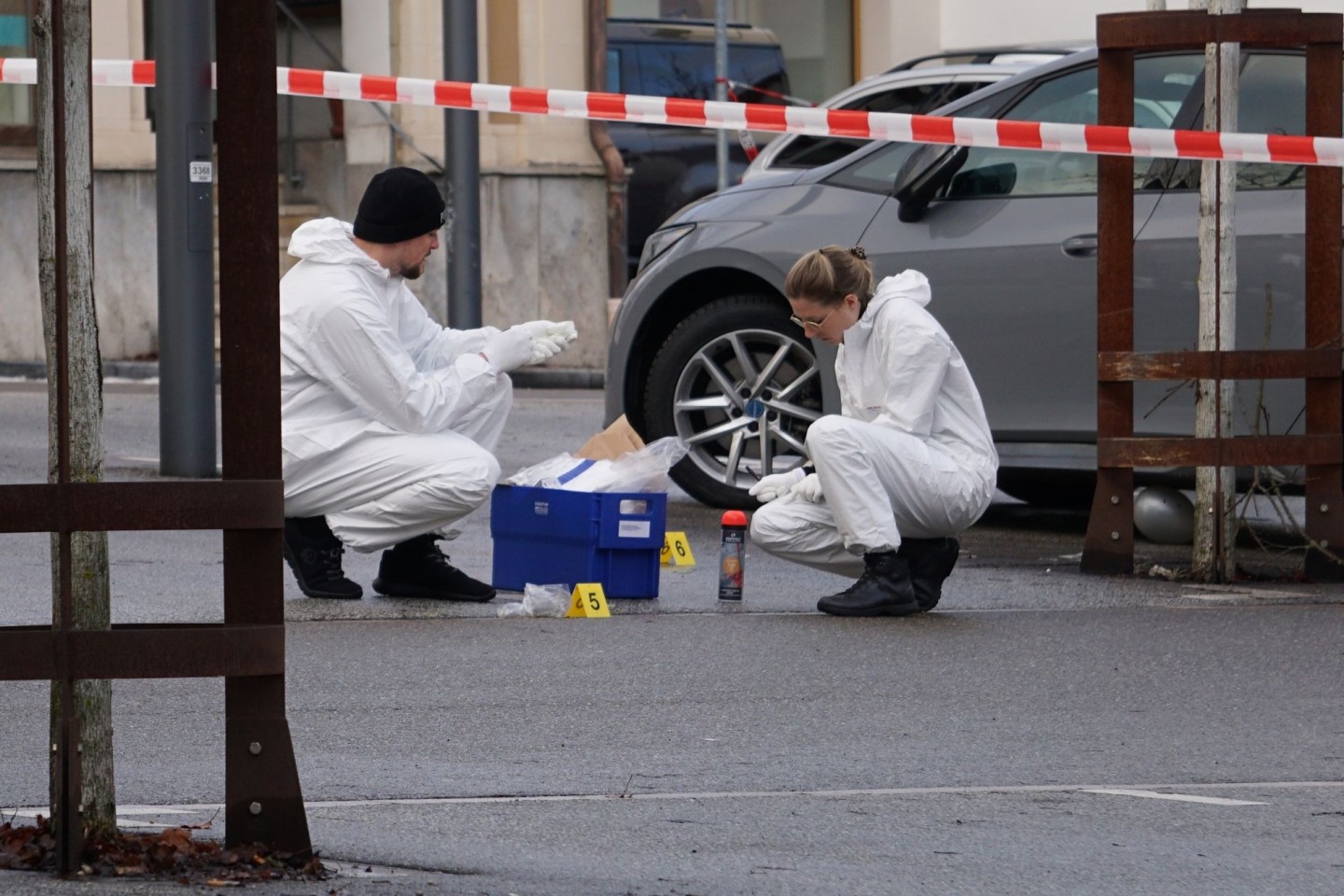 Mitarbeiter der Kriminaltechnik der Polizei sichern Spuren an einem abgesperrten Tatort in Albstadt (Zollernalbkreis).