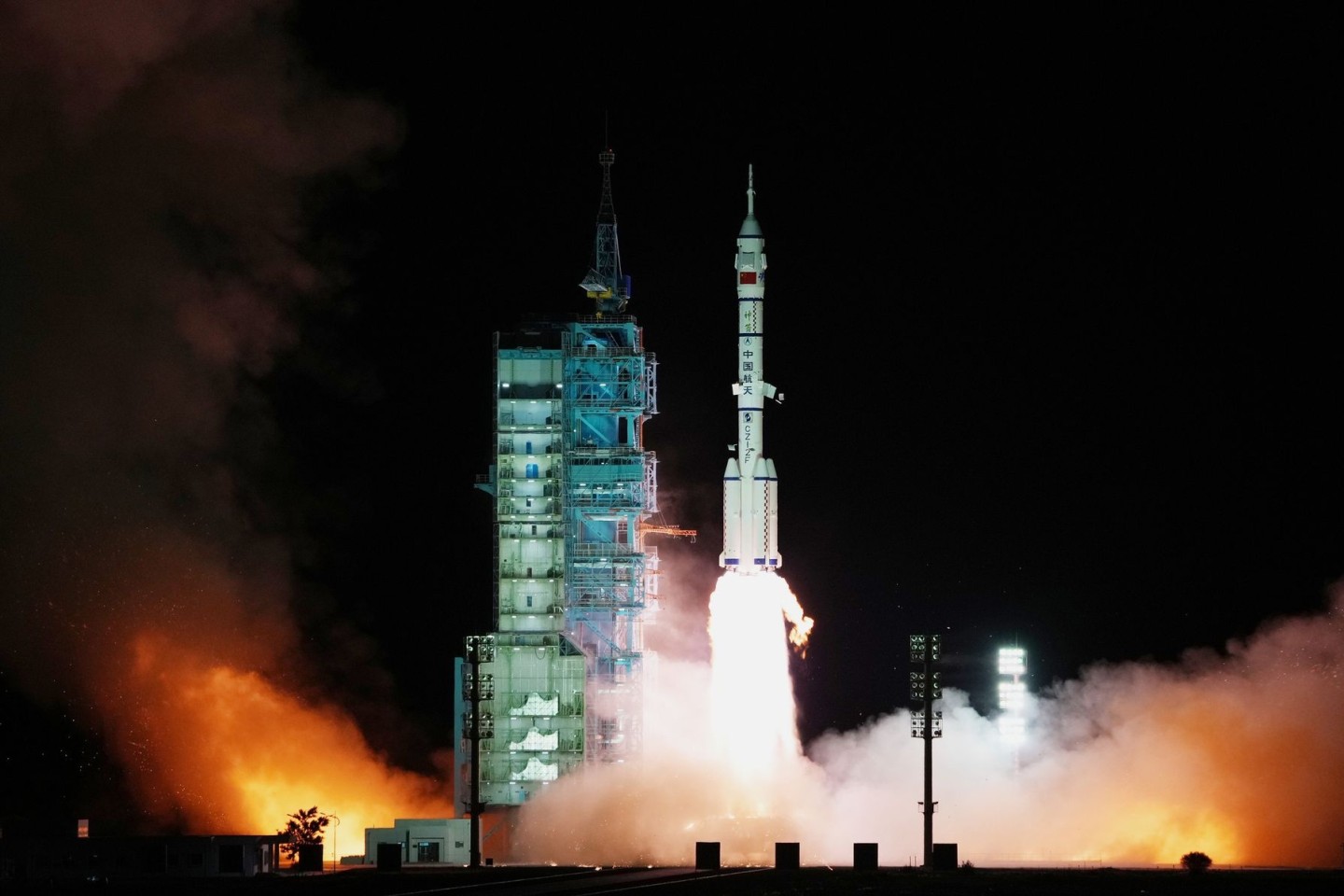 Das Raumschiff «Shenzhou 13» mit drei chinesischen Astronauten startet vom Jiuquan Satellite Launch Center.