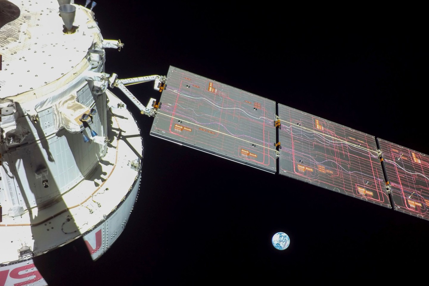 Dieses von der NASA zur Verfügung gestellte Bild zeigt einen Blick zurück auf die Erde am 9. Flugtag der «Orion»-Raumkapsel.