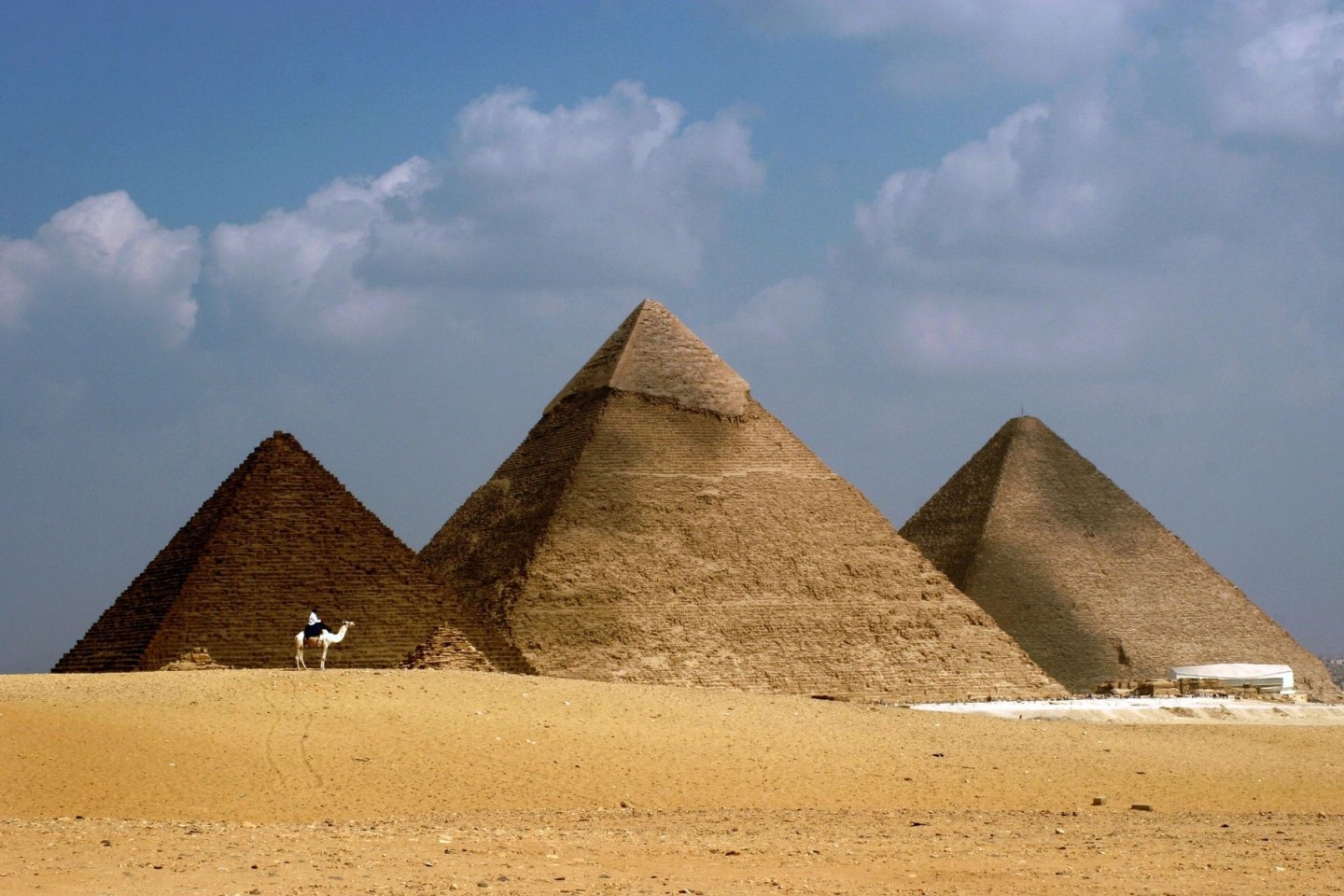 Die Pyramiden des Mykerinos, des Chephren und Cheops (v.l.n.r.).