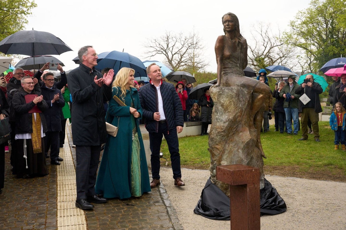 Die neu gestaltete Loreley-Statue auf dem Loreley-Plateau hoch über dem Rhein ist eröffnet.