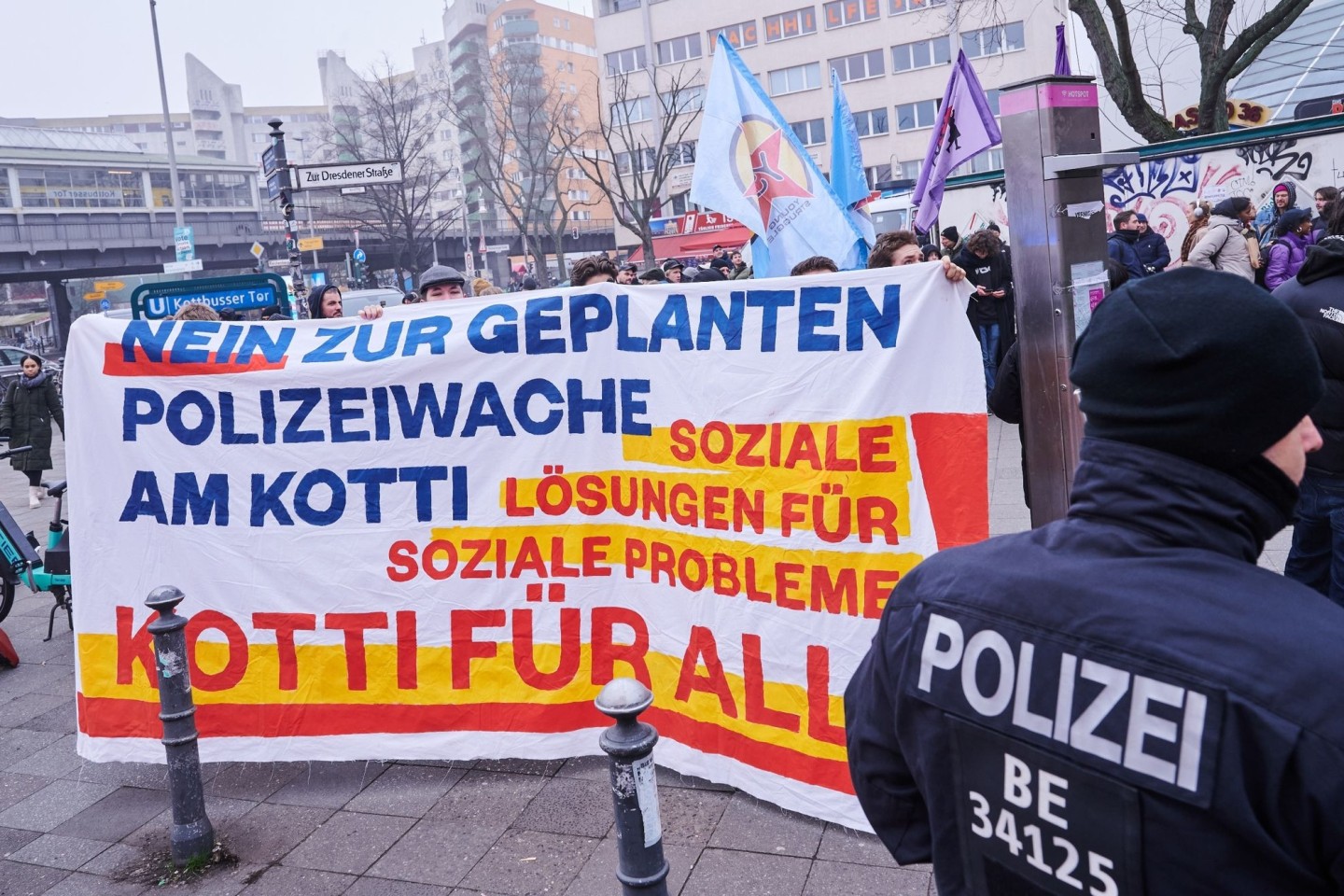 Protest gegen die neue Polizeiwache am Kottbusser Tor in Berlin-Kreuzberg.