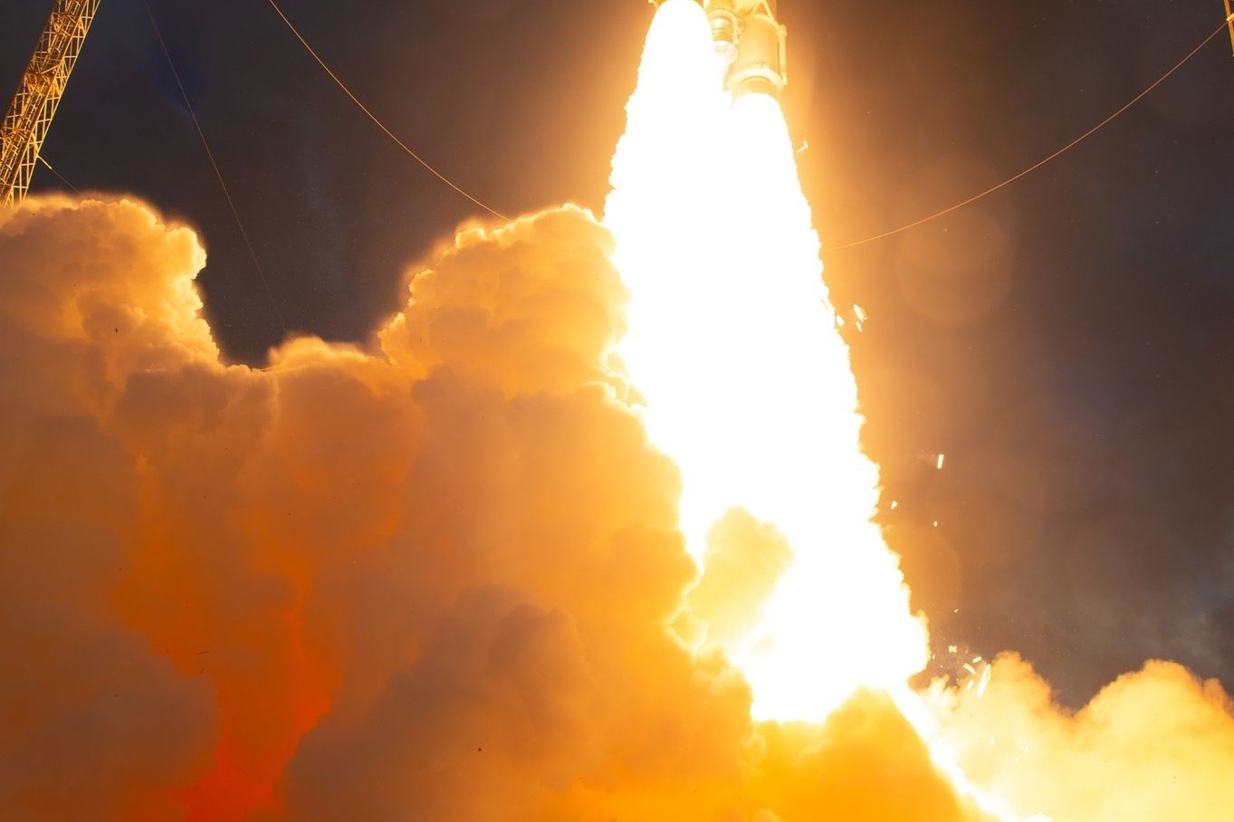 Der neue Telekommunikationssatellit «Eutelsat Quantum» startet an Bord einer Ariane-5-Trägerrakete ins All.