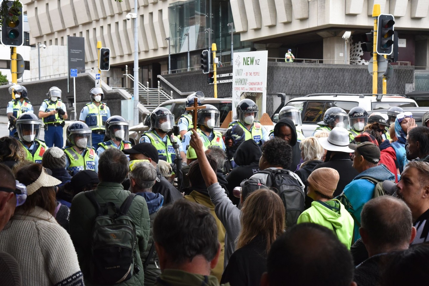 Demonstranten, die gegen das Impfmandat protestieren, stehen vor dem Parlamentsgebäude in Wellington.