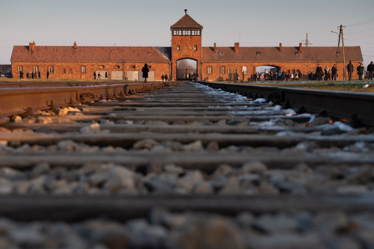 Blick auf das Eingangsportal (Innenseite) im ehemaligen deutschen Konzentrations- und Vernichtungslager Auschwitz.