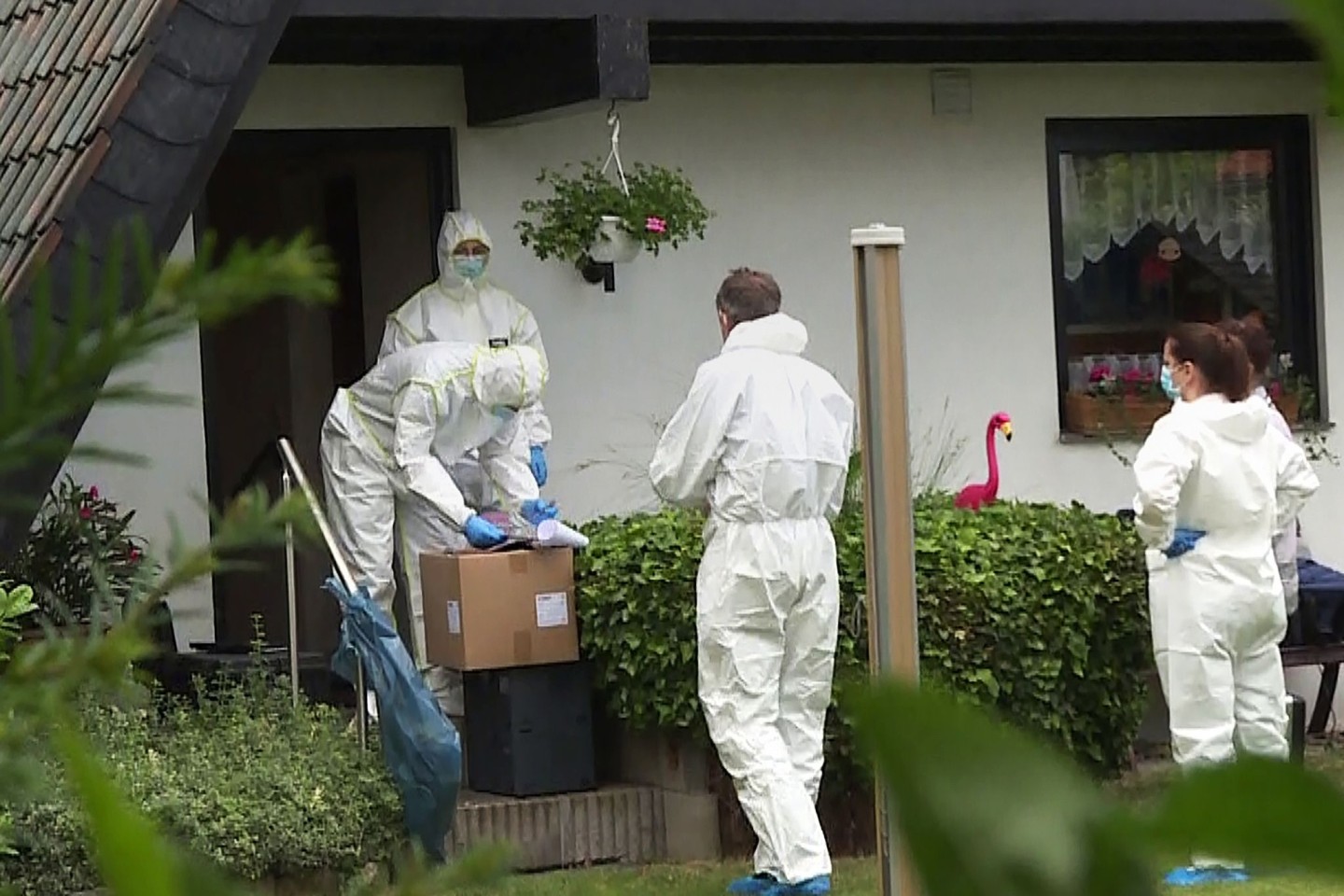 Mitarbeiter der Spurensicherung stehen vor dem Haus in Wennigsen, in dem das Paar tot aufgefunden wurde.