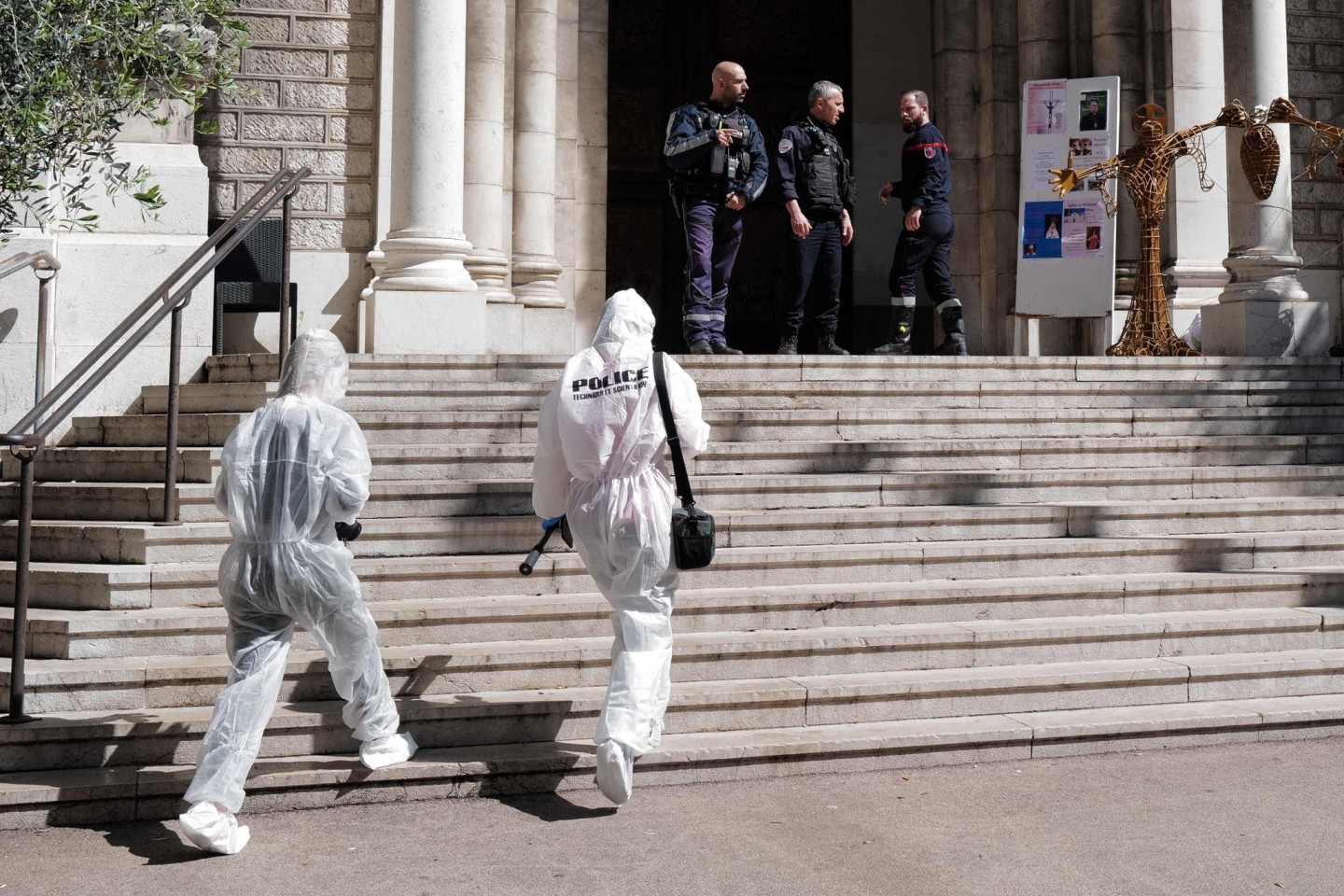 Forensiker der Polizei treffen vor der Kirche Saint-Pierre d'Arene ein, um nach der Messerattacke Untersuchungen durchzuführen.