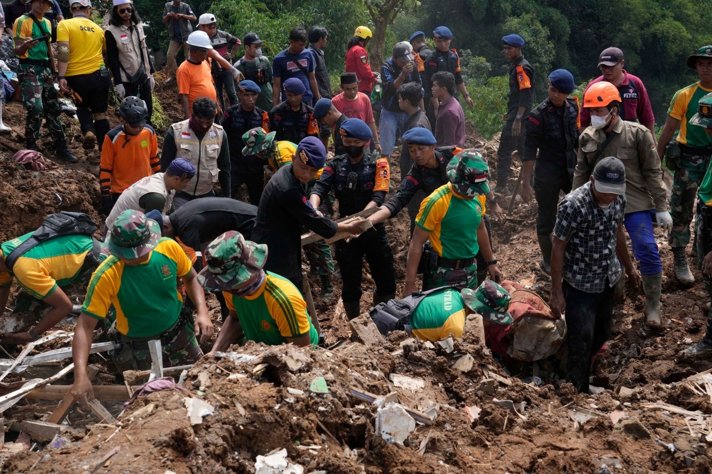 Rettungskräfte suchen nach den Opfern eines durch das Erdbeben ausgelösten Erdrutsches.