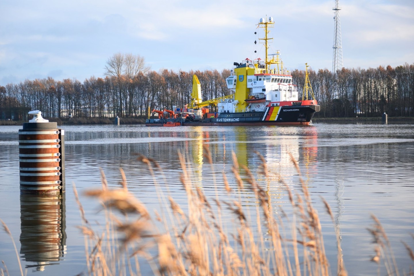 Das Schadstoffunfall-Bekämpfungsschiff Scharhörn fährt über das Wasser um das Öl aufzunehmen.