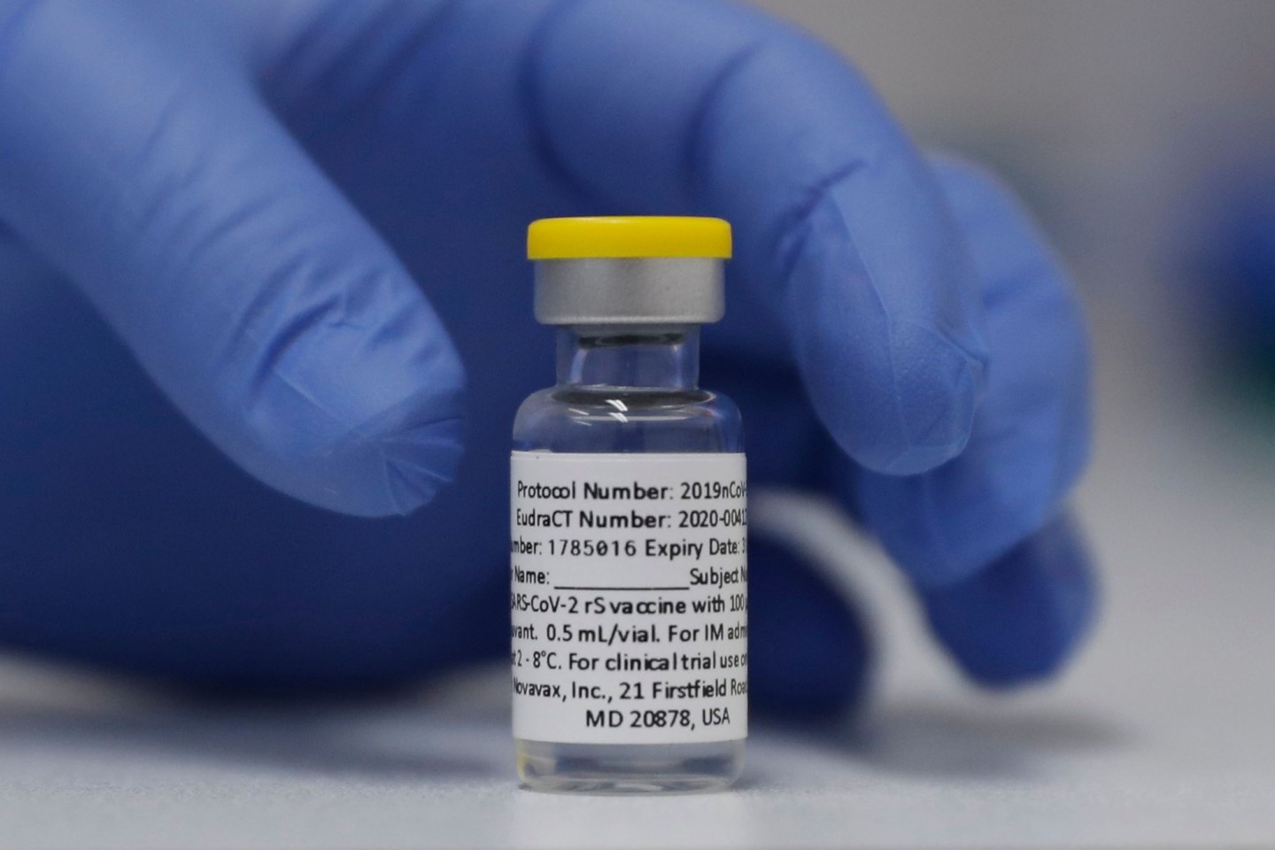 Eine Ampulle mit dem Corona-Impfstoff von Novavax steht während einer Studie im St. George's University Hospital in London auf einem Tisch bereit.