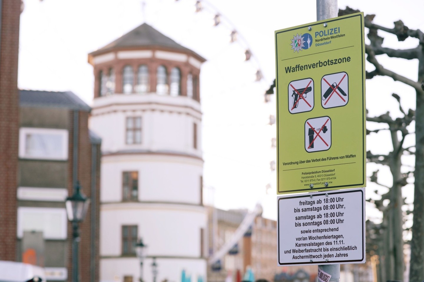 Ein Schild weist in Düsseldorf auf eine Waffenverbotszone hin.
