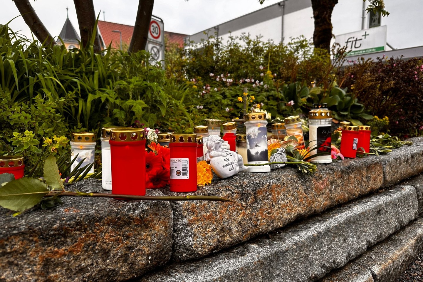 Blumen und Kerzen im Stadtzentrum von Immenstadt im Allgäu nach dem Tod eines Obdachlosen.