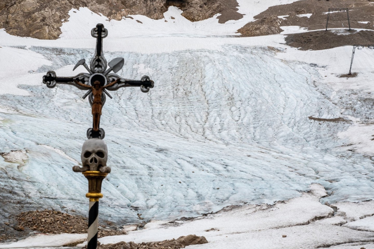 Der Gletscher an der Zugspitze schmilzt dahin - eine Trauerfeier soll auf die Folgen der Klimakrise aufmerksam machen.