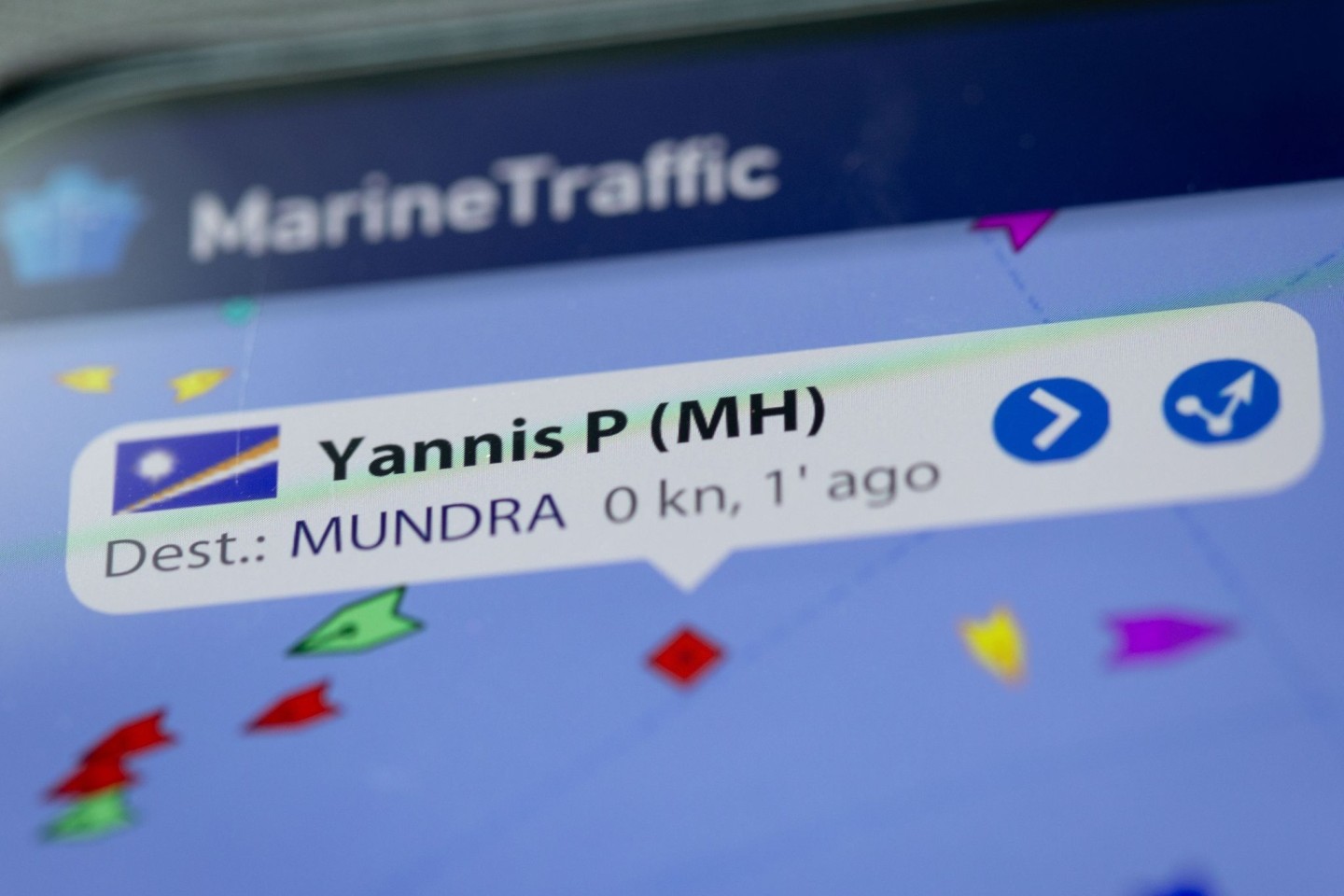 Auf dem Display eines Smartphones wird in der App «MarineTraffic» die damals aktuelle Position des Öltankers «Yannis P» angezeigt.