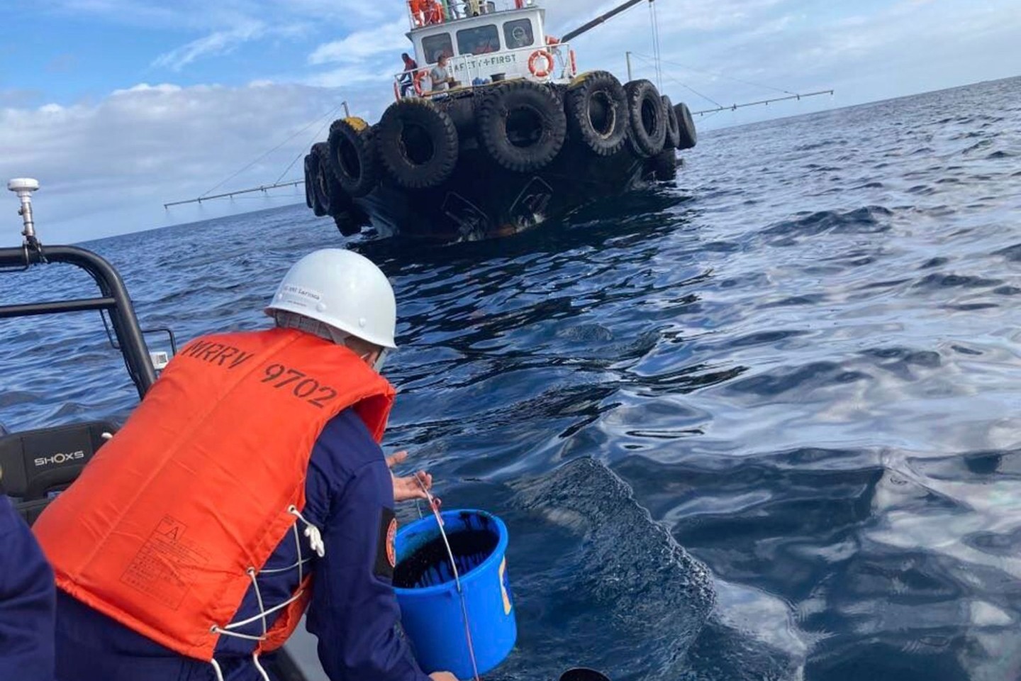 Ein Mitarbeiter der Küstenwache übernimmt Wasserproben, nachdem ein vor der Küste der Philippinen gesunkener Tanker Öl verloren hat.