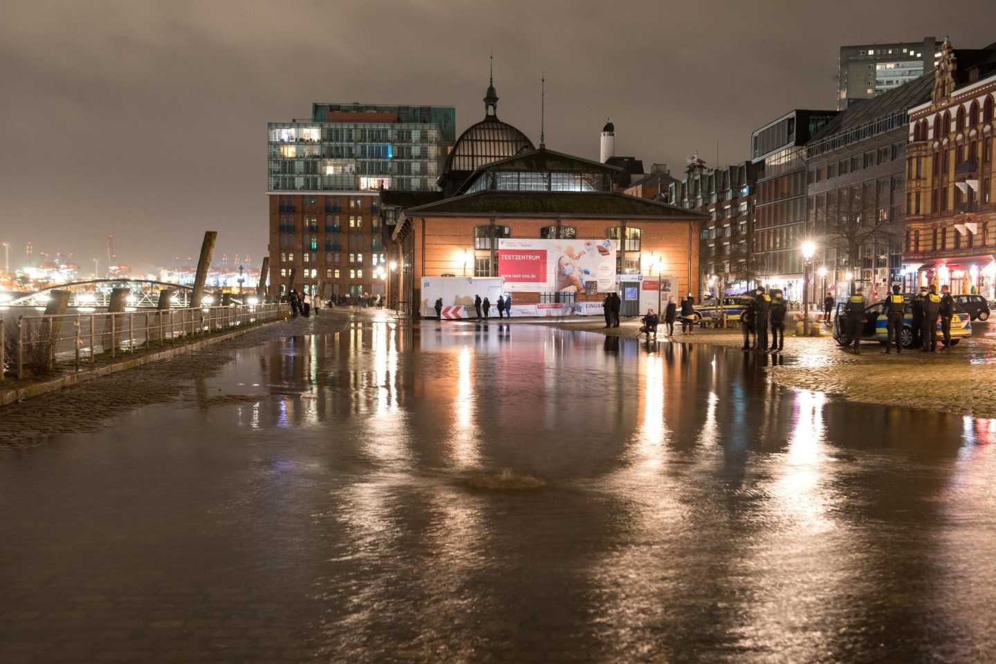 Der Hamburger Fischmarkt stand beim Hochwasser der Elbe entgegen der Vorhersagen nur leicht unter Wasser.