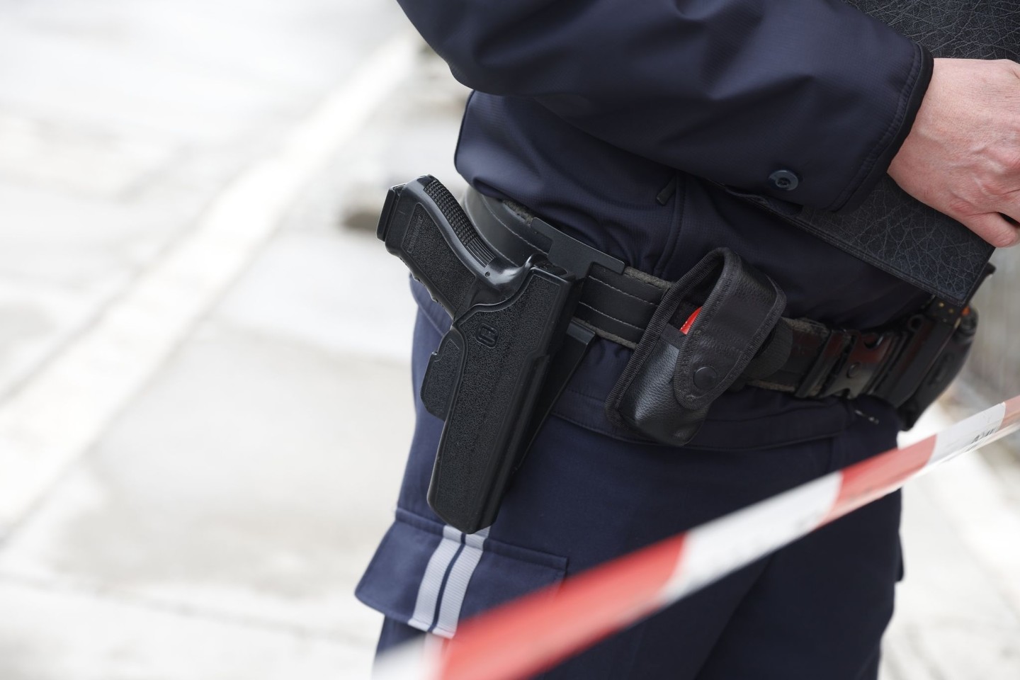 Ein Polizist steht vor der obersteirischen Polizeiinspektion Trieben (Bezirk Liezen). Hier hatte ein Polizist laut Behördenangaben einen Kollegen mit einer Schusswaffe tödlich getroffen.