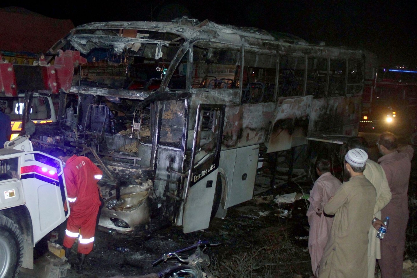 Rund 50 Menschen saßen in dem Bus in Nooriabad, als das Feuer ausbrach.