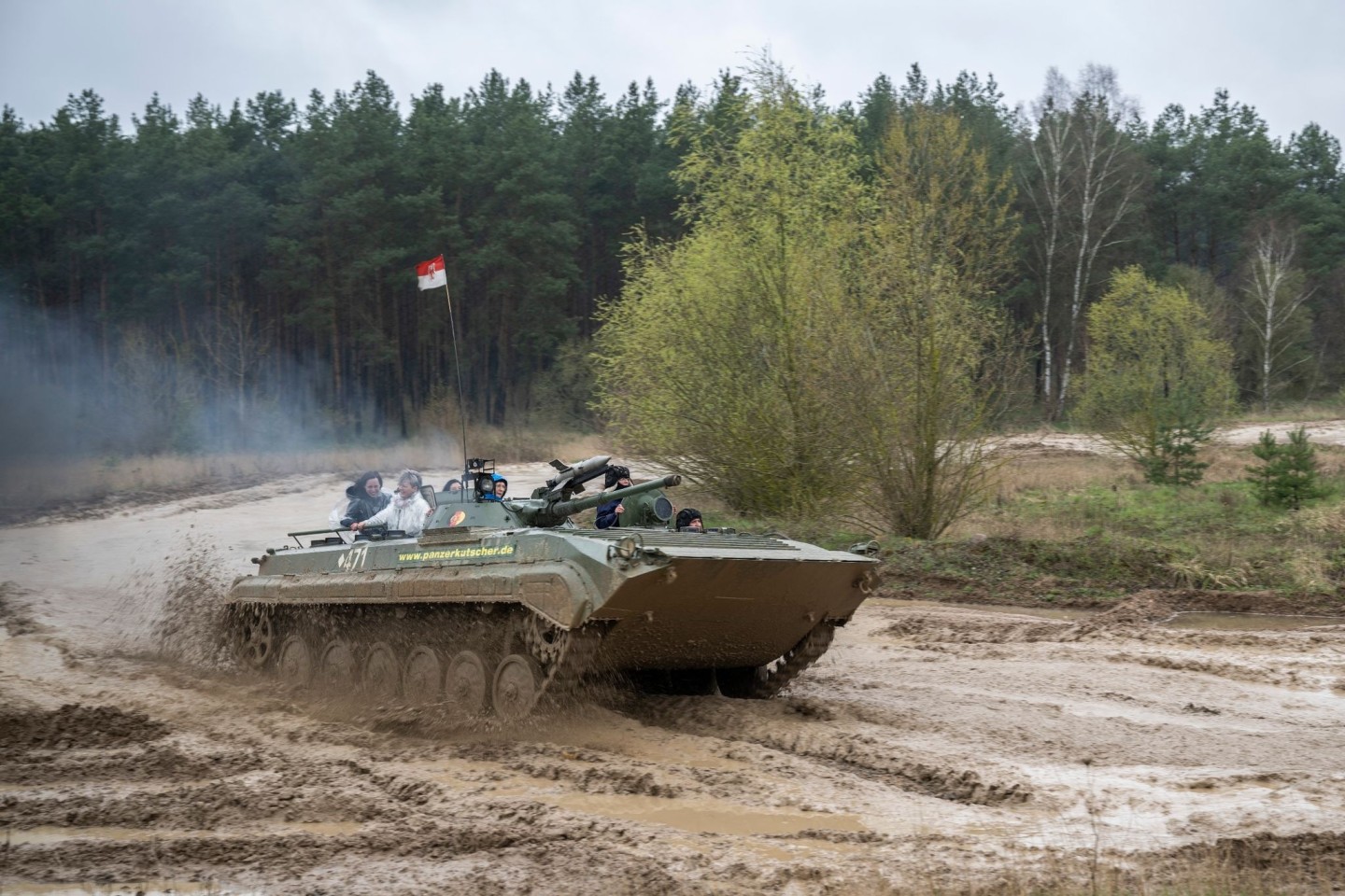 Mit einem Schützenpanzer über den Übungsplatz in Steinhöfel. Auf dem Gelände der Panzerfahrschule Heyse können Zivilisten mit ehemaligen Militärfahrzeugen fahren.