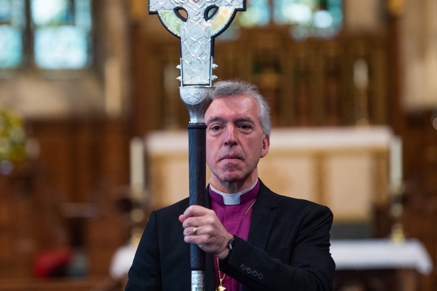 Erzbischof Andrew John mit dem «Cross of Wales».