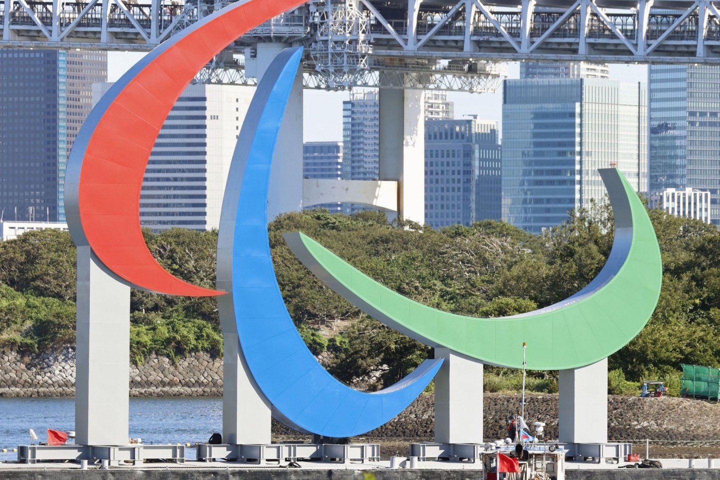 Die drei paralympischen Agitos, das Symbol der Paralympische Spiele, schwimmen im Hafenviertel Odaiba.