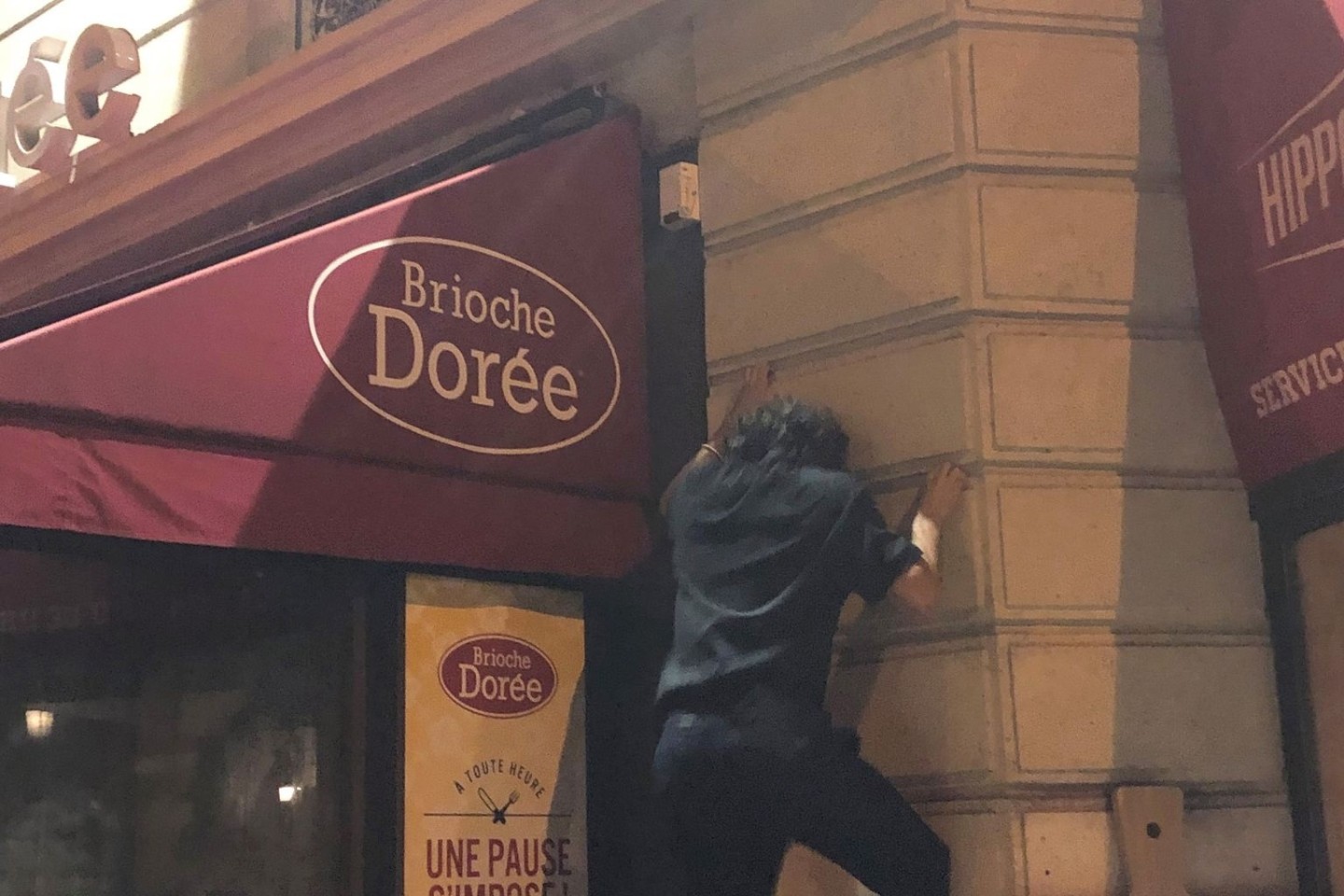 Kletter-Sportler des Kollektivs «On The Spot Parkour» hangeln sich in Paris an Fassaden und Rohren hoch, um nachts nutzlos strahlende Schaufenster und Reklameschilder auszuschalten.