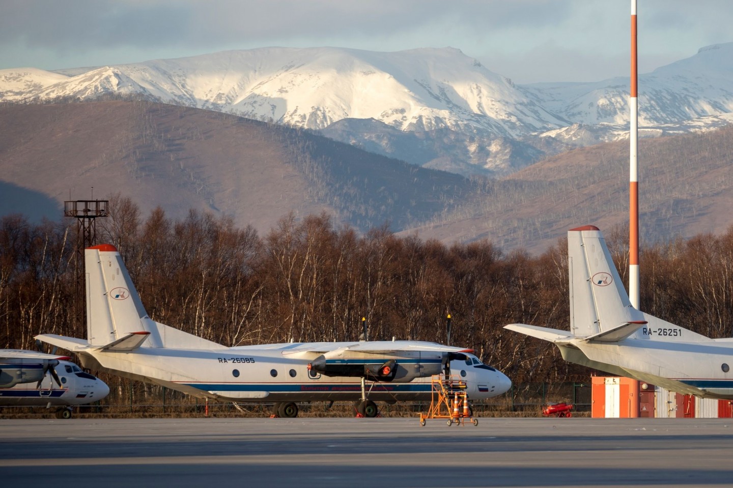 Passagierflugzeug vom Typ An-26 mit der gleichen Bordnummer wie das vermisste Flugzeug 2020 auf dem Flughafen Elizovo.