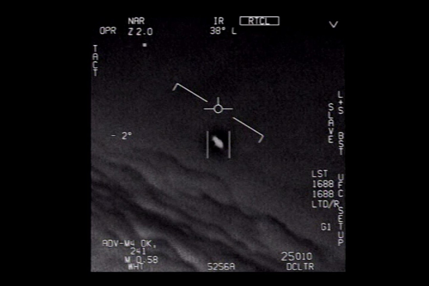 Das Standbild eines vom US-Verteidigungsministerium veröffentlichten Videos zeigt ein Unidentifiziertes Flugobjekt, das von Piloten der US-Marine gesichtet wurde.