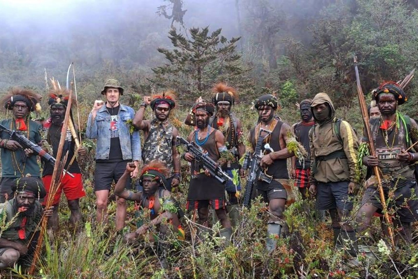 Der neuseeländische Pilot Philip Mehrtens steht neben bewaffneten Kämpfern der West Papua National Liberation Army (TPNPB) an einem unbekannten Ort im Dschungel. Die Aufnahme wurde von den...