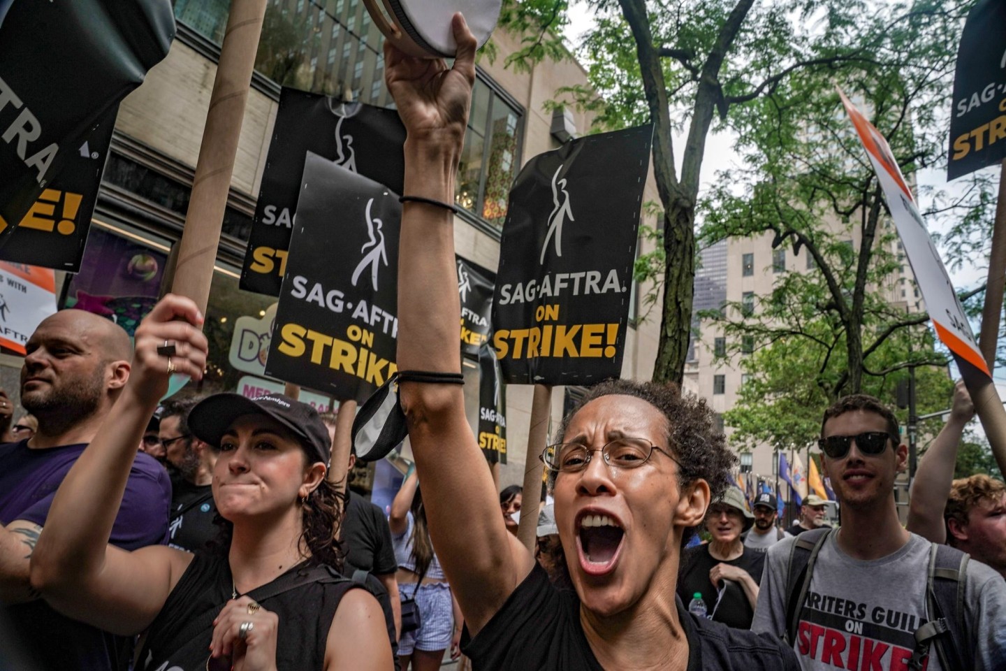 Mit Plakaten und Sprechchören starten die Schauspielerinnen und Schauspieler in mehreren Städten in den USA in den Streik.