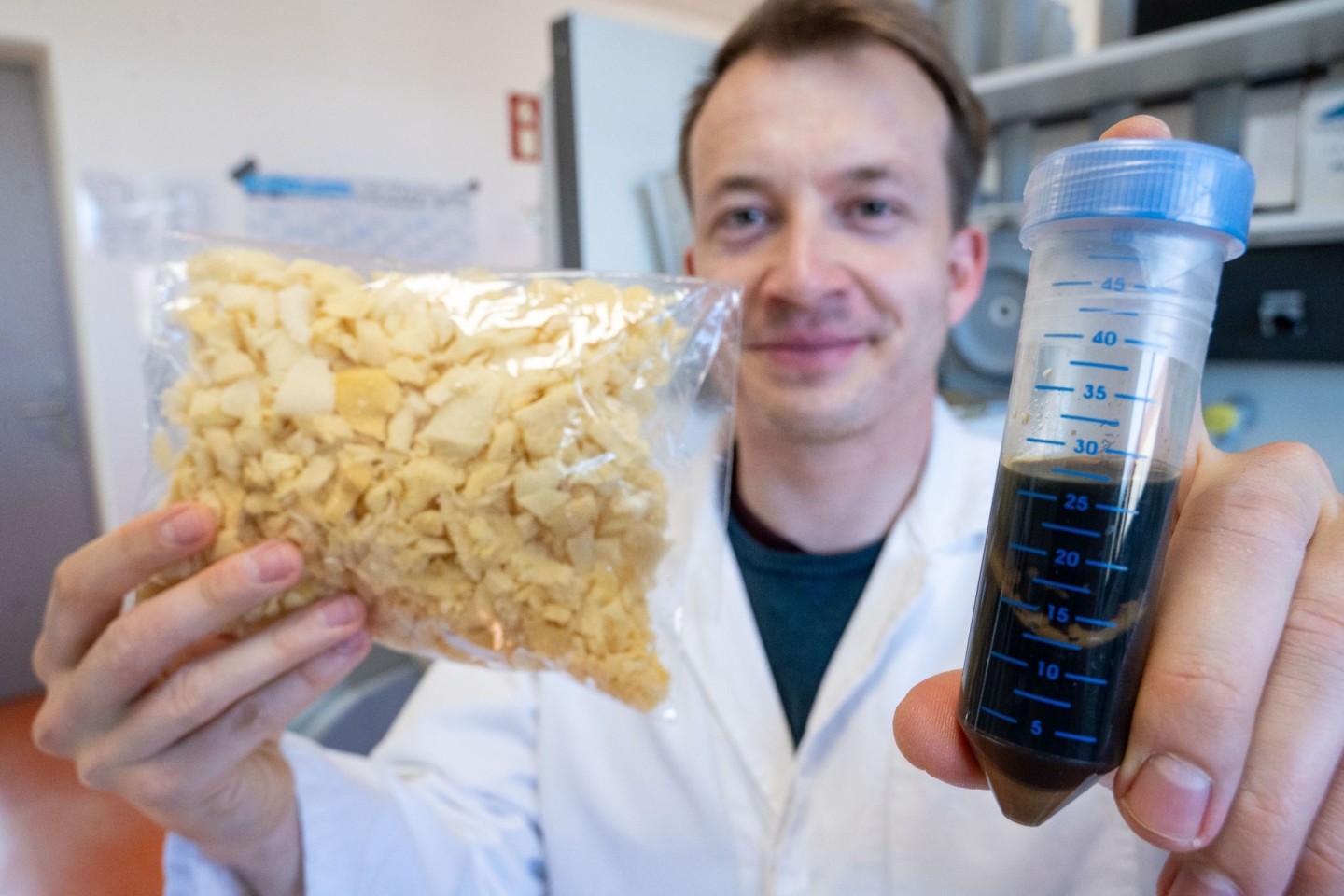 Yannick Branson vom Institut für Biochemie der Universität Greifswald: Im Kampf gegen Plastikabfall setzen Forscher vermehrt auf Enzyme, die manche Kunststoffe quasi verdauen können.