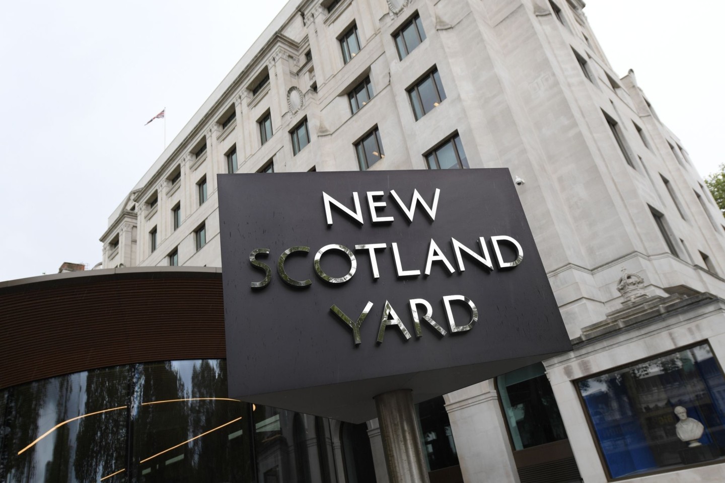 Die Polizeibehörde New Scotland Yard im Stadtteil City of Westminster am Londoner Themse-Ufer: Die Londoner Metropolitan Police ist erneut von einem Rassismus-Skandal erschüttert worden.
