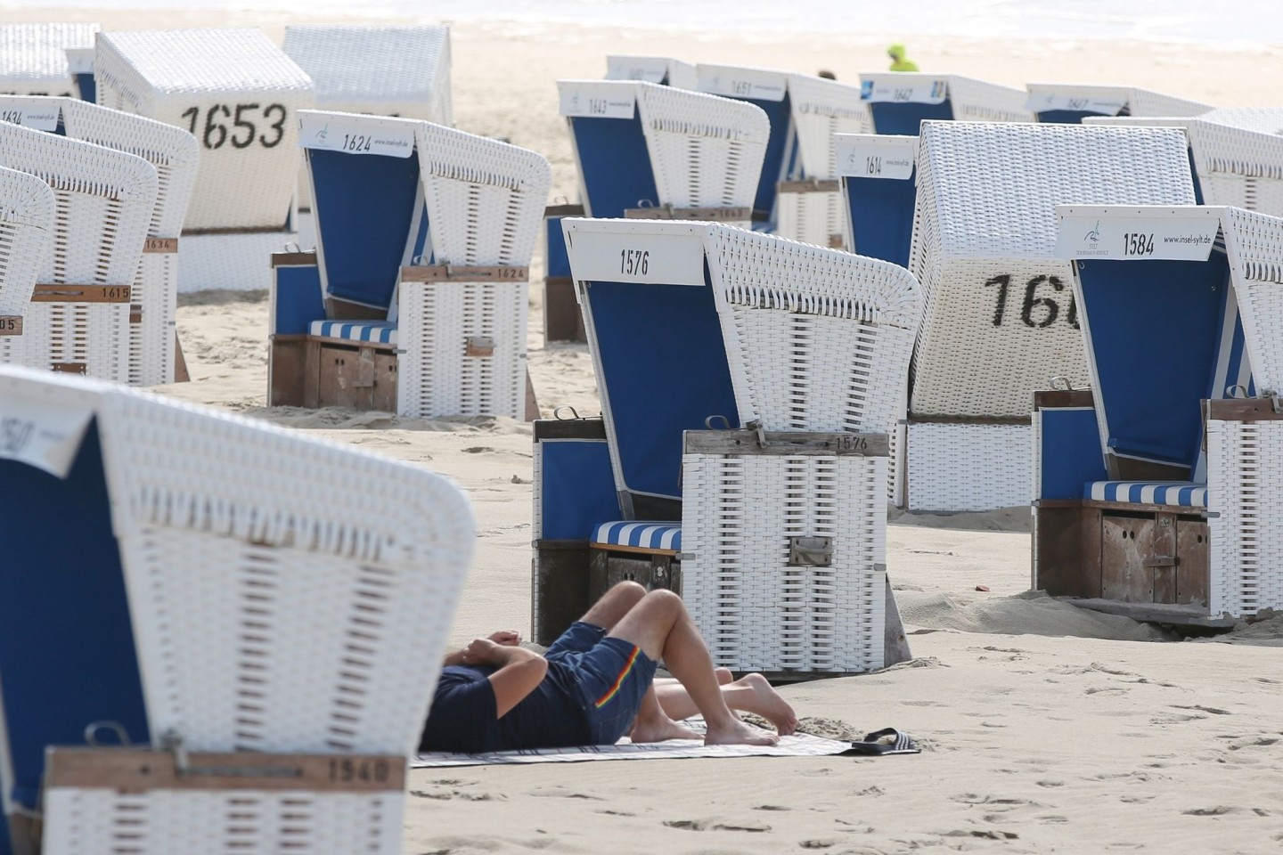 Strandkörbe stehen am Strand von Westerland: Die Lage über Pfingsten auf Sylt ist ruhig.