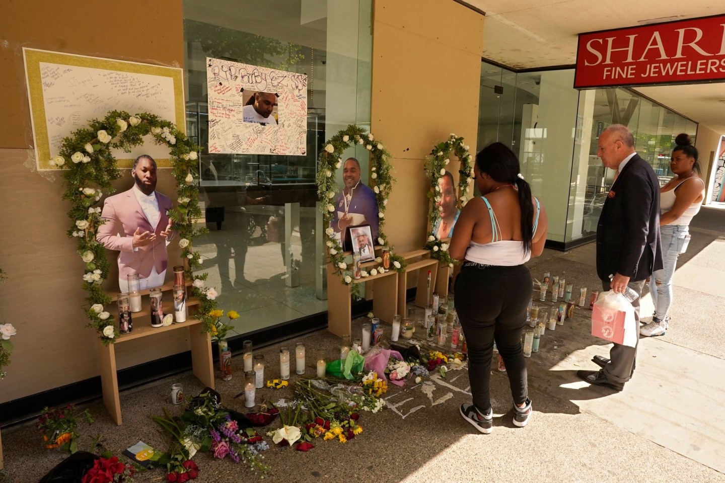 Der Bürgermeister von Sacramento, Darrell Steinberg (M), nimmt zusammen mit zwei anderen Personen an einer Gedenkfeier für die Menschen teil, die bei einer Massenschießerei getötet wurde...