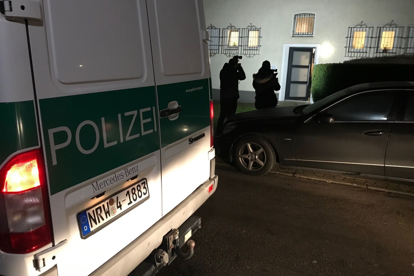 Ein Polizeiwagen steht vor einem Gebäude in Oberhausen.