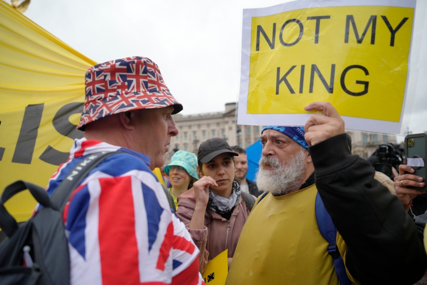 Ein Anti-Monarchie-Demonstrant (r) spricht mit einem Monarchie-Befürworter in der Nähe des Buckingham-Palastes.