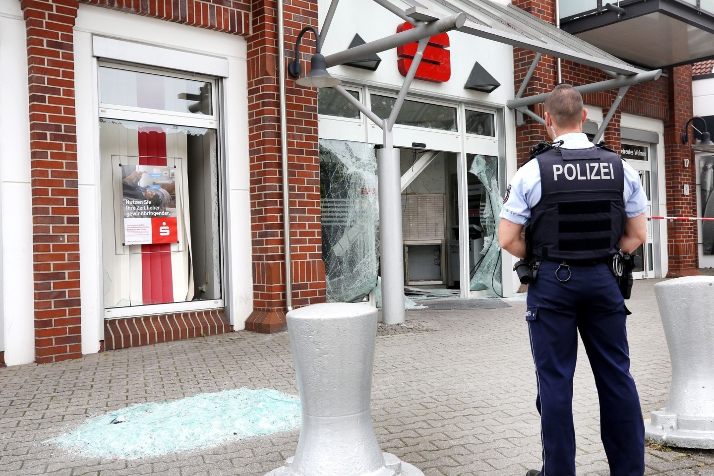 Die Sparkassenfiliale in Castrop-Rauxel ist nach der Sprengung eines Geldautomaten von der Polizei abgesperrt worden. Im Anschluss an die Sprengung gab es mehrere Schüsse vor dem Gebäude.