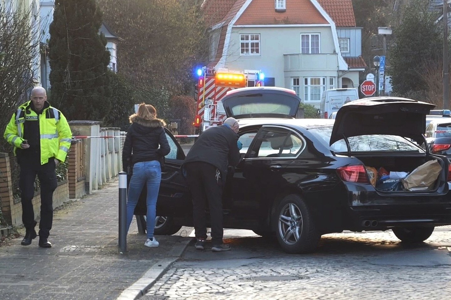 Polizisten untersuchen das Auto des Opfers.