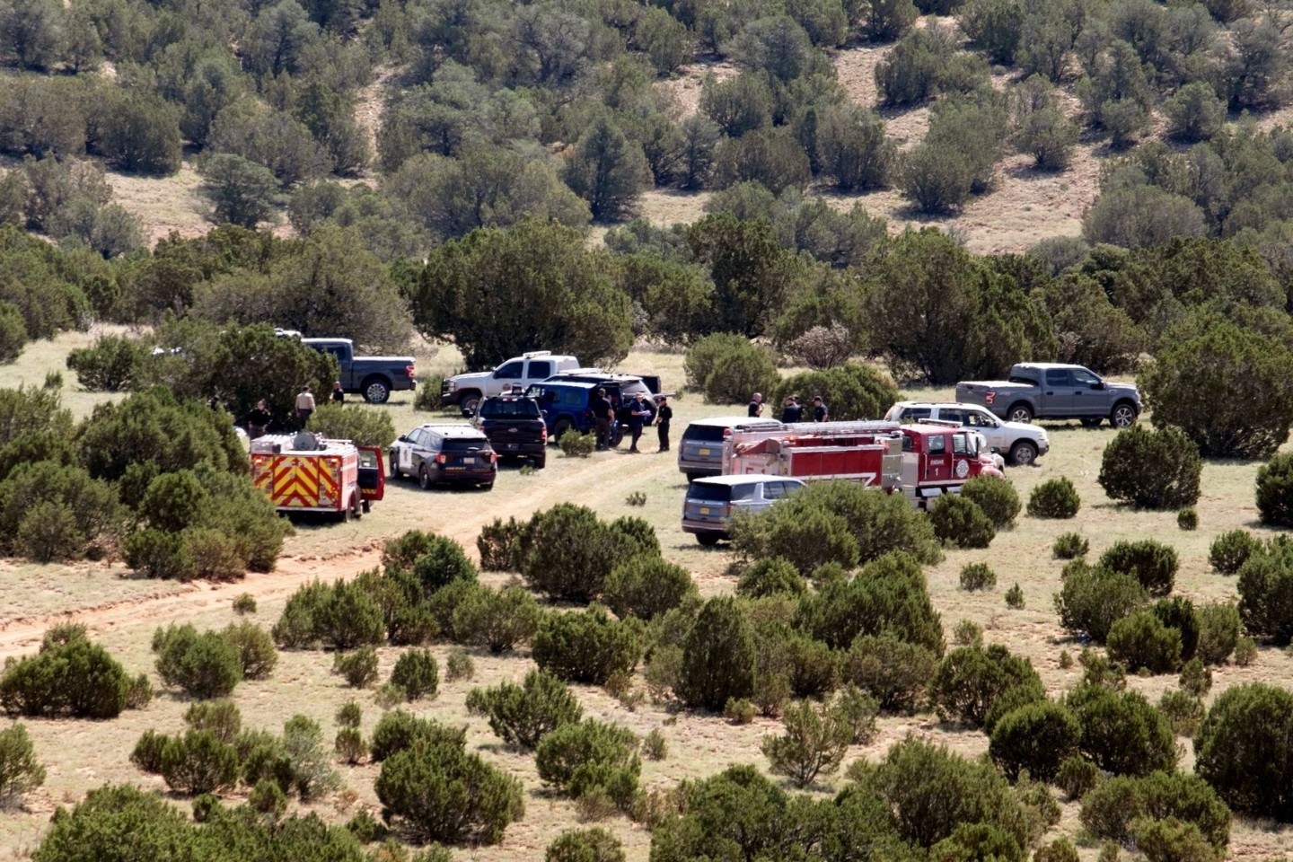 Ermittler und Ersthelfer versammeln sich an der Absturzstelle eines Hubschraubers in der Nähe von Las Vegas, New Mexico.