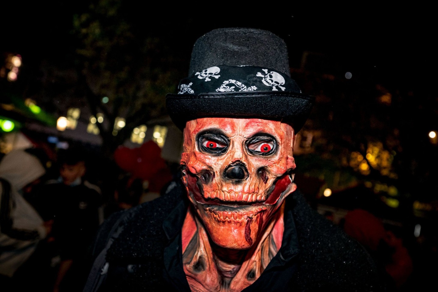 Ein Mann mit einer Totenkopf-Maske und glühenden roten Augen bei der Essener Halloween-Parade. Neben fantasievollen Kostümen gab es in der Nacht in Teilen Deutschlands auch Ruhestörungen...
