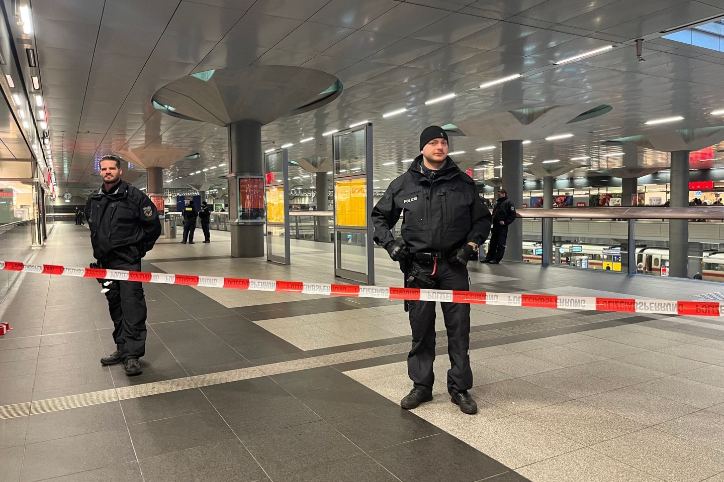Polizisten sichern einen Teil des Berliner Hauptbahnhofs ab.